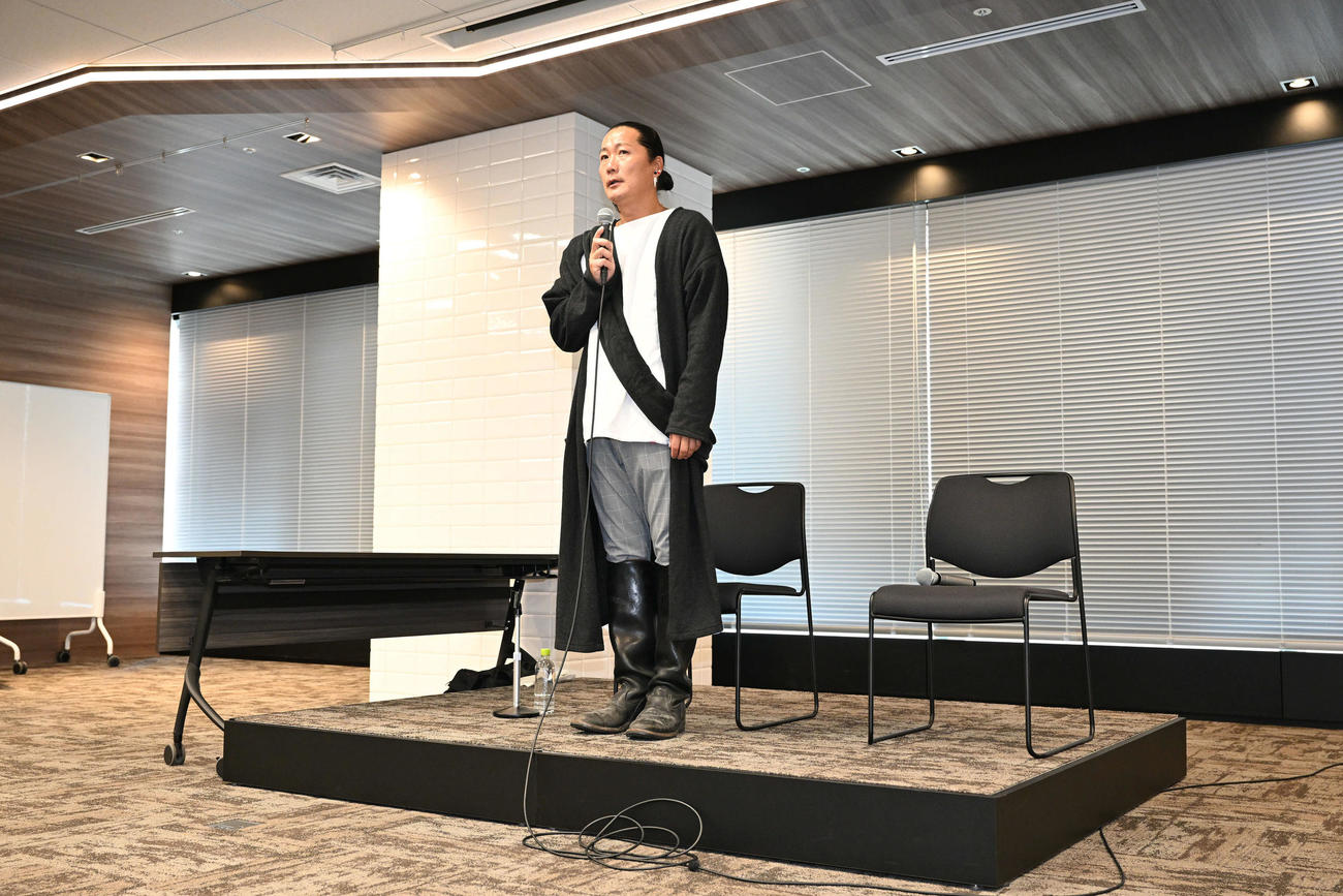 会見に臨むキャンドル・ジュン氏（撮影・滝沢徹郎）