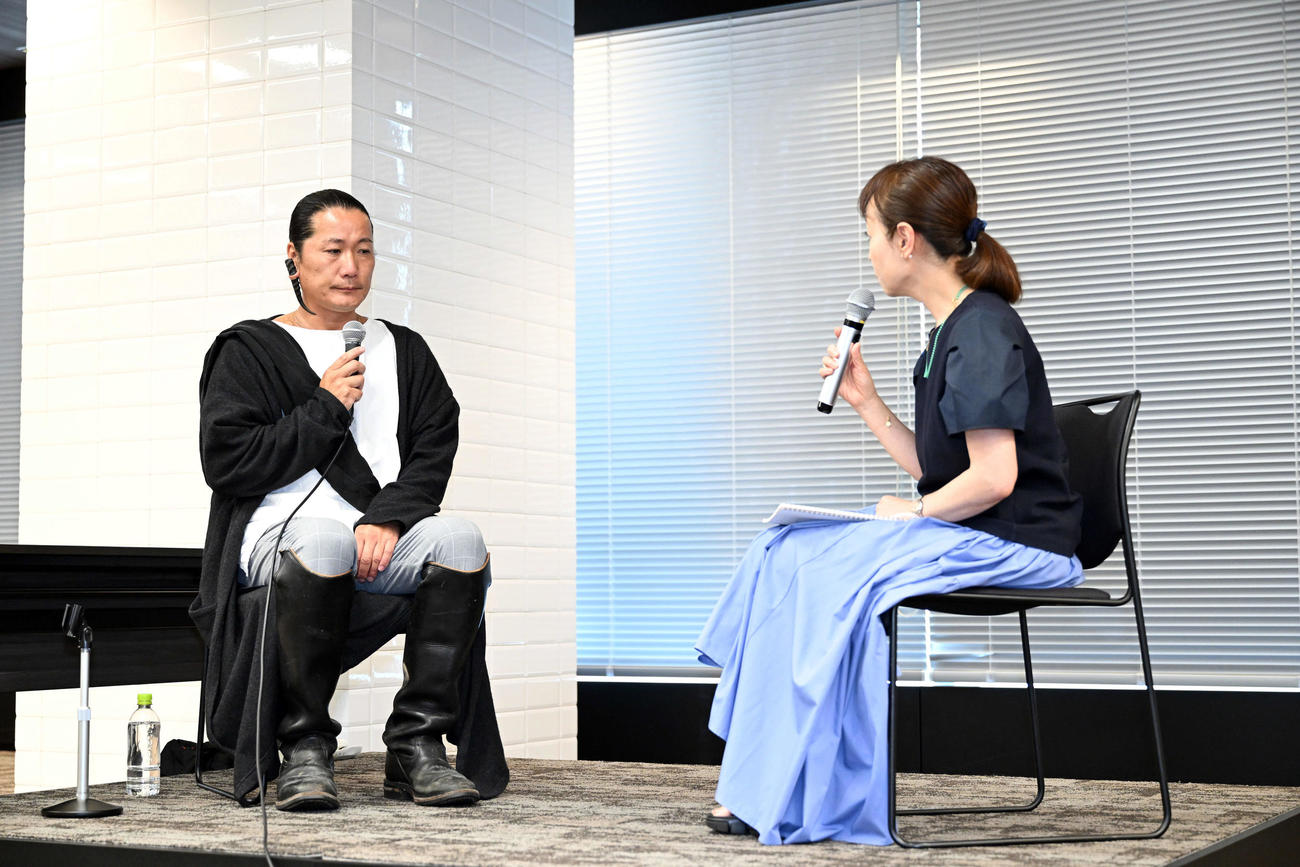 対面式で質疑応答に応じるキャンドル・ジュン氏（左）（撮影・滝沢徹郎）