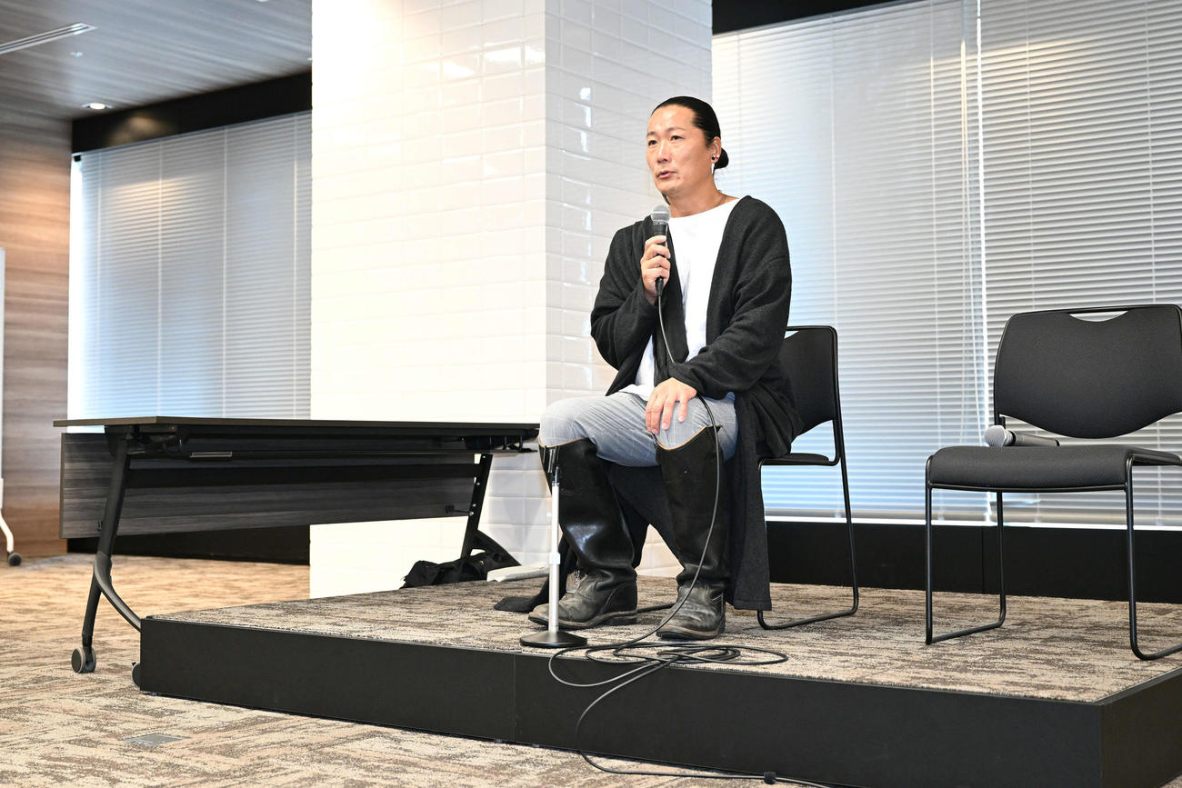 会見するキャンドル・ジュン氏（撮影・滝沢徹郎）