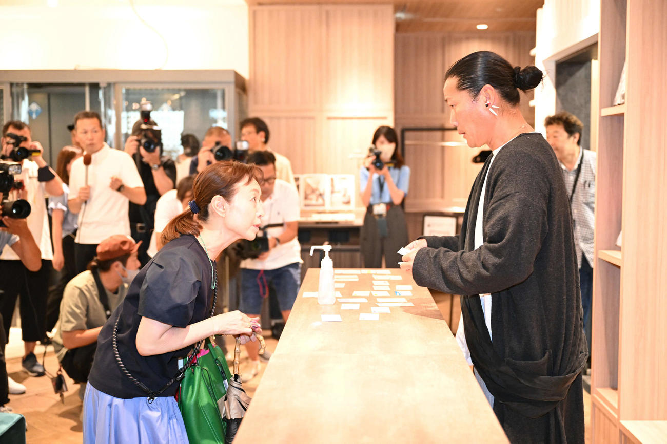 会見の受け付けをするキャンドル・ジュン氏（右）（撮影・滝沢徹郎）