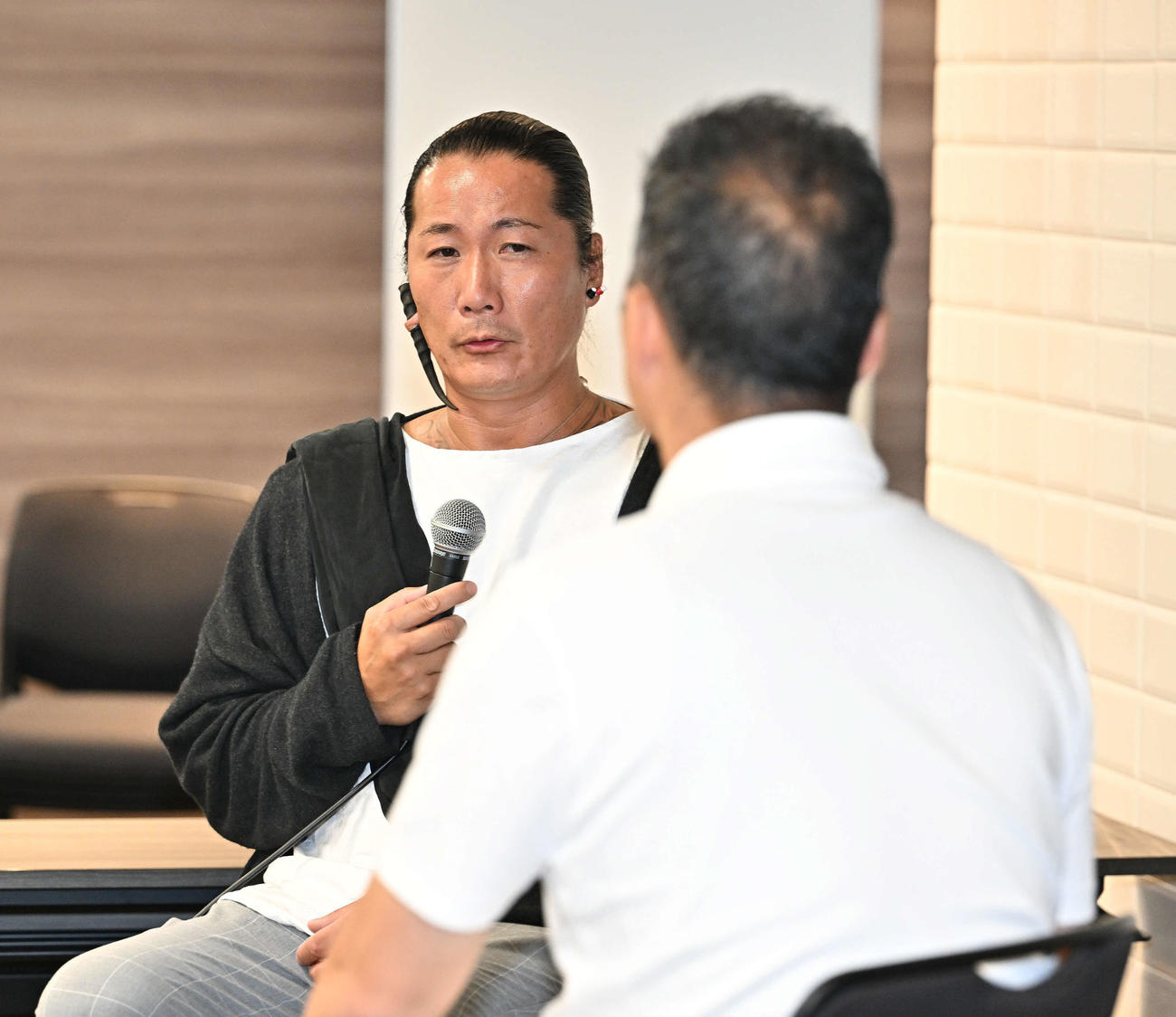対面式で質疑応答に応じるキャンドル・ジュン氏（撮影・滝沢徹郎）