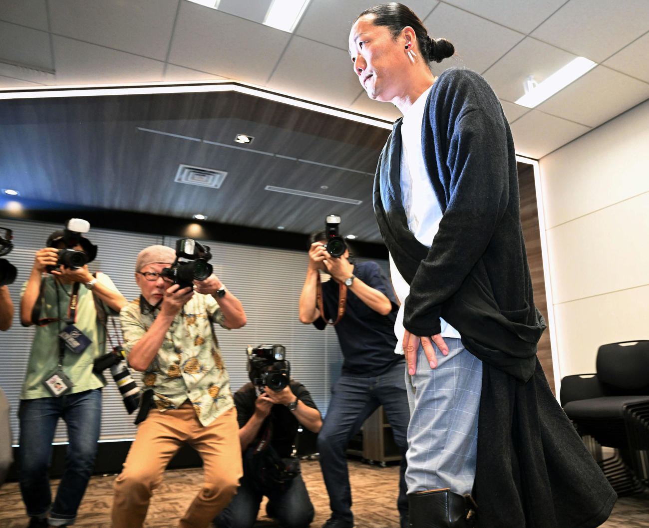 会見場に入るキャンドル・ジュン氏（撮影・滝沢徹郎）