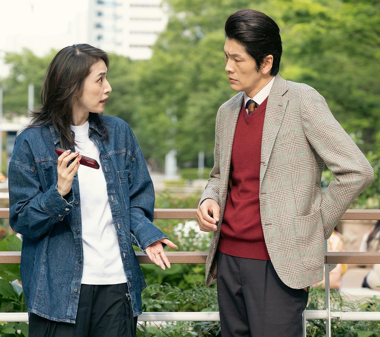「合理的にあり得ない～探偵・上水流涼子の解明～」に出演する天海祐希、丸山智己（C）カンテレ