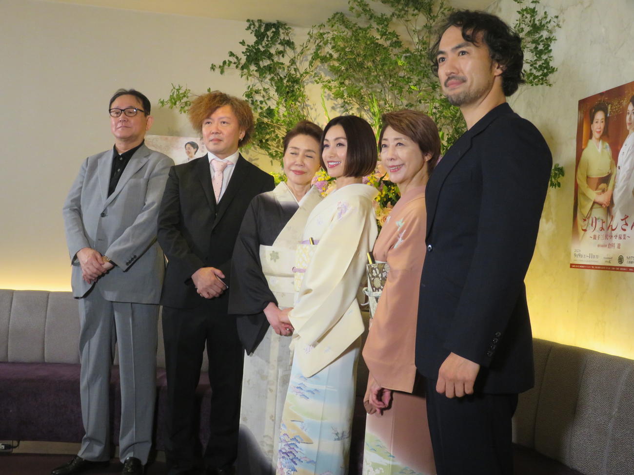 舞台「ごりょんさん」の制作発表に出席した、左から倉科遼氏、笹浦暢大、藤堂和子ママ、酒井法子、風祭ゆき、田村幸士
