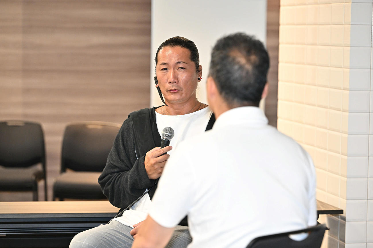 対面式で質疑応答に応じるキャンドル・ジュン氏（撮影・滝沢徹郎）