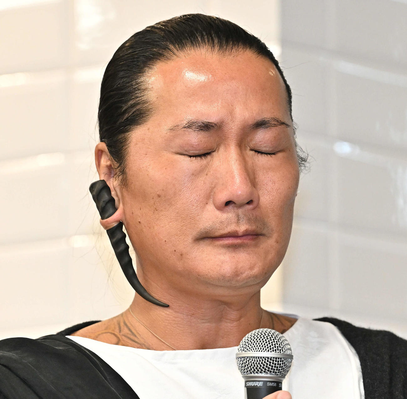 質疑応答で考え込むキャンドル・ジュン氏（撮影・滝沢徹郎）