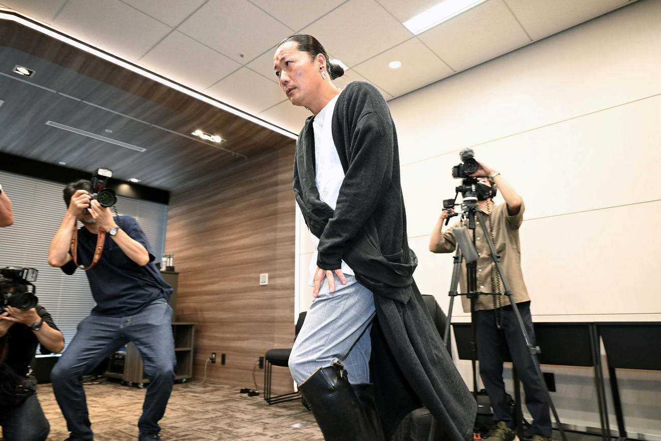 会見場に入るキャンドル・ジュン氏（撮影・滝沢徹郎）