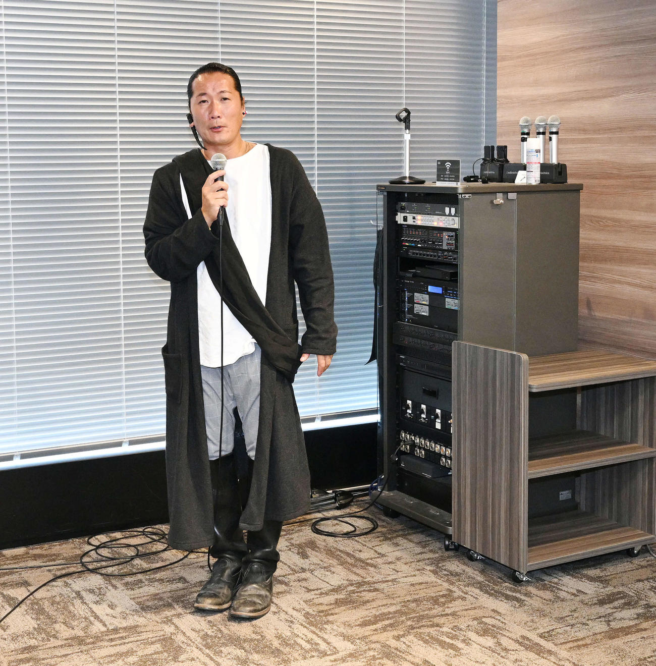 会見を終えたキャンドル・ジュン氏は自ら報道陣に会場からの退出をお願いする（撮影・滝沢徹郎）