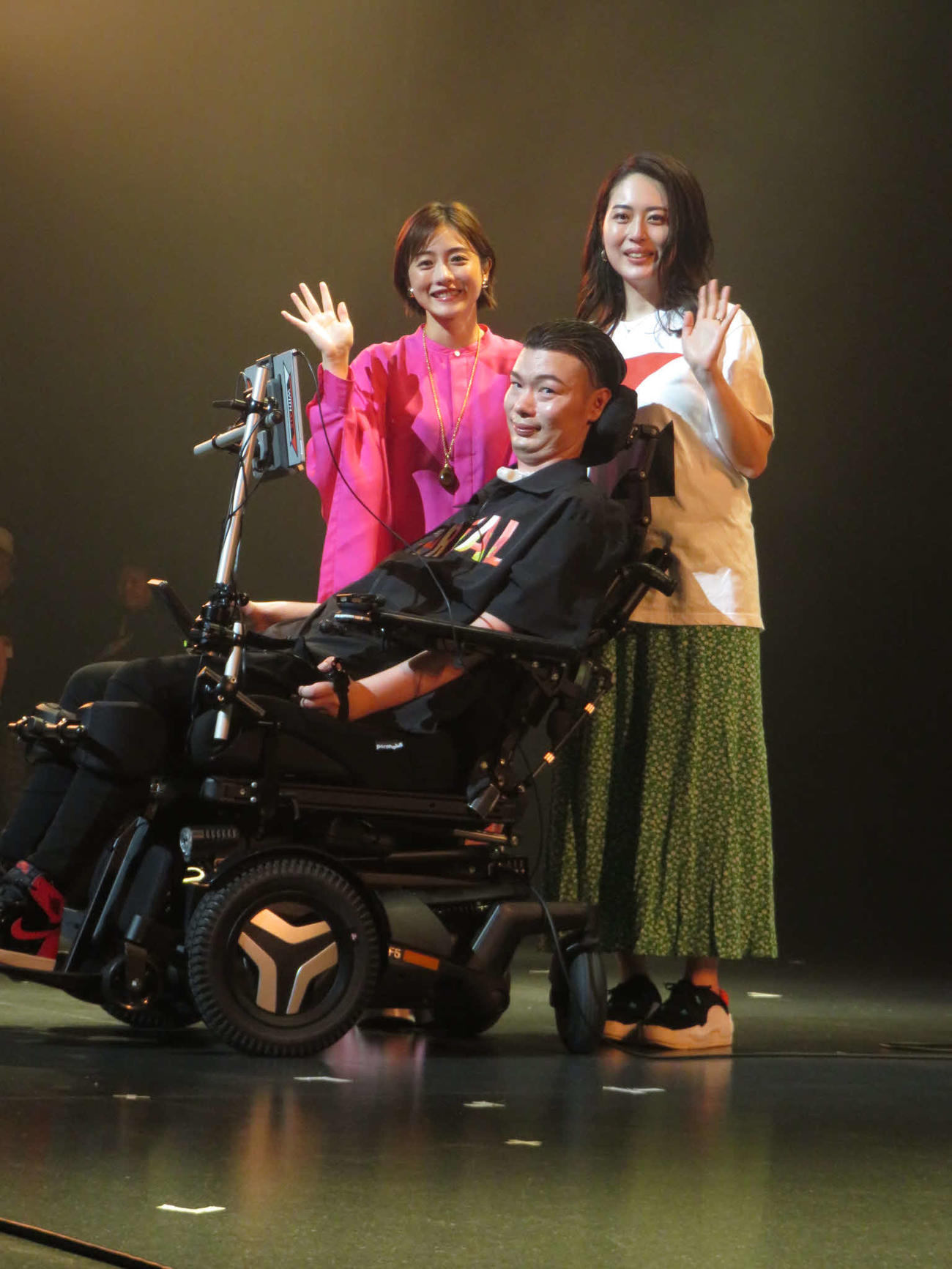 「NO LIMIT，YOUR LIFE　ノー　リミット，ユア　ライフ」MOVE FES．2023に出席した、左から石原さとみ、武藤将胤さん、木綿子さん