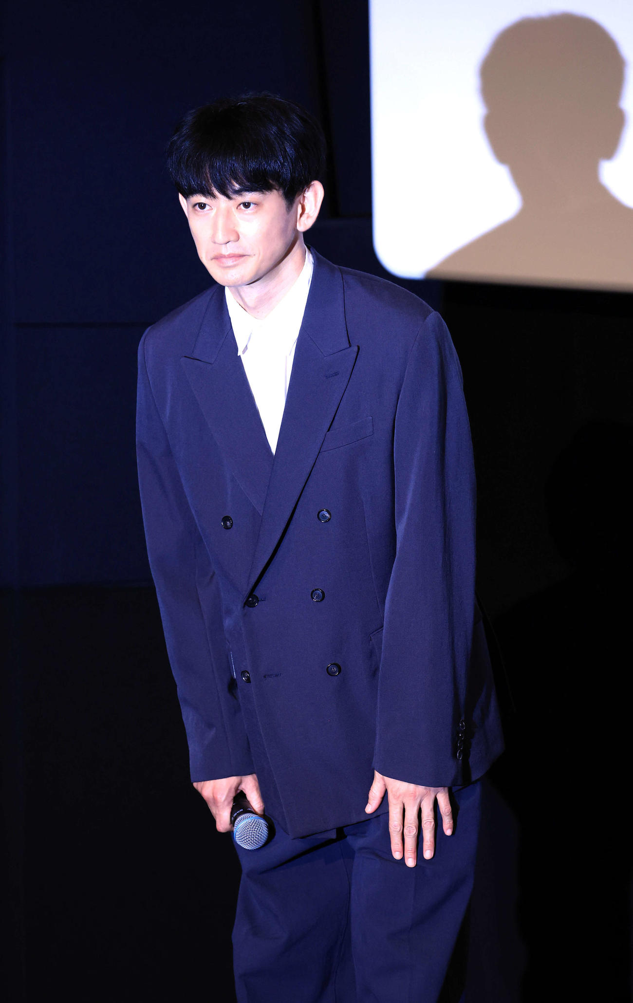 映画「怪物」の舞台あいさつを終えて一礼して引き揚げる永山瑛太（撮影・浅見桂子）