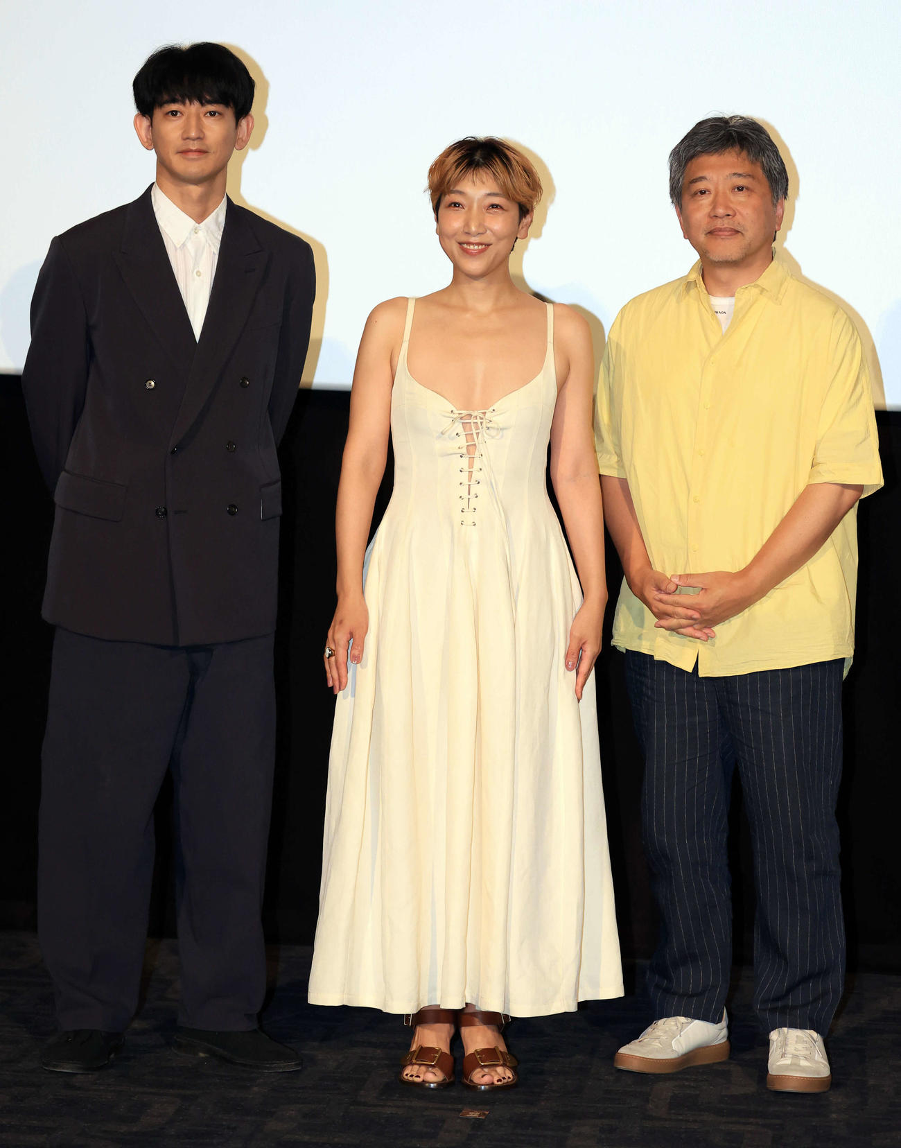 映画「怪物」の舞台あいさつで、笑顔で記念撮影する永山瑛太（左）、安藤サクラ、是枝裕和監督（撮影・浅見桂子）