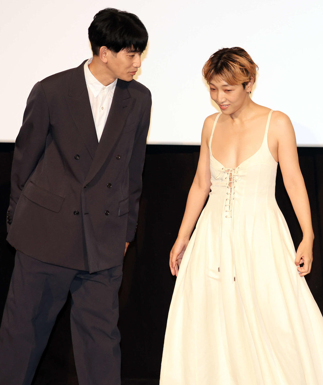 映画「怪物」の舞台あいさつに登場した永山瑛太（左）と安藤サクラは立ち位置の確認をする（撮影・浅見桂子）