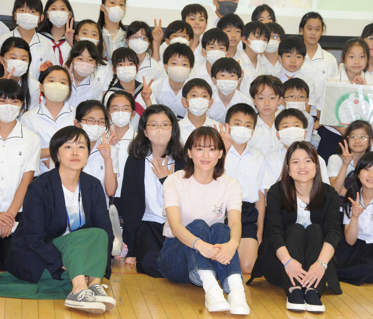 ユニクロの「“届けよう、服のチカラ”プロジェクト　出張授業　in成蹊小学校」に出席した綾瀬はるか（最前列中央）（撮影・松尾幸之介）