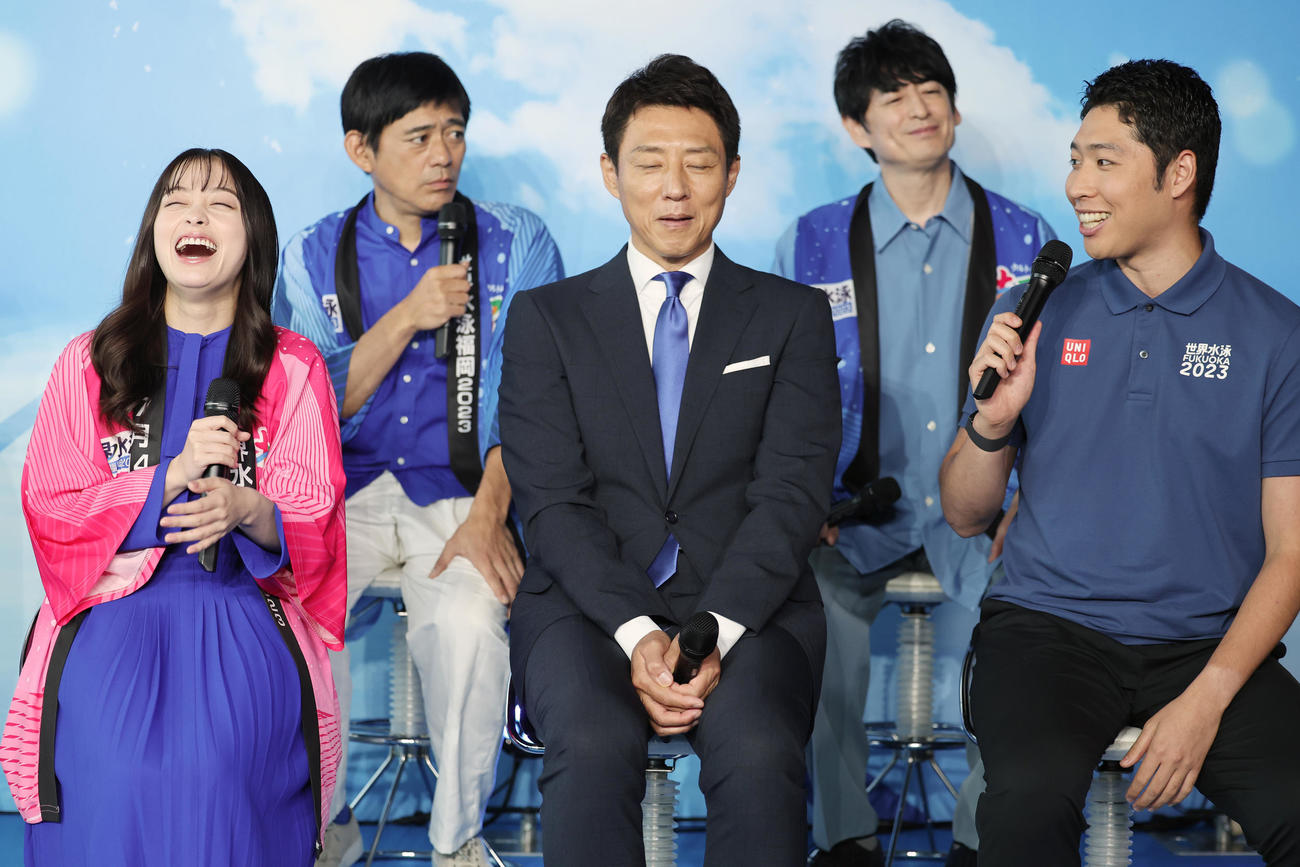 東京スカイツリーで行われたテレビ朝日の世界水泳福岡2023番組出陣式に参加し笑顔を見せる前列左から橋本環奈、松岡修造、萩野公介、後列左から博多華丸、大吉（撮影・野上伸悟）