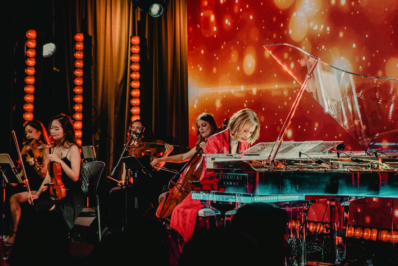 米グラミーミュージアムの記者会見で「Requiem」を演奏するYOSHIKI