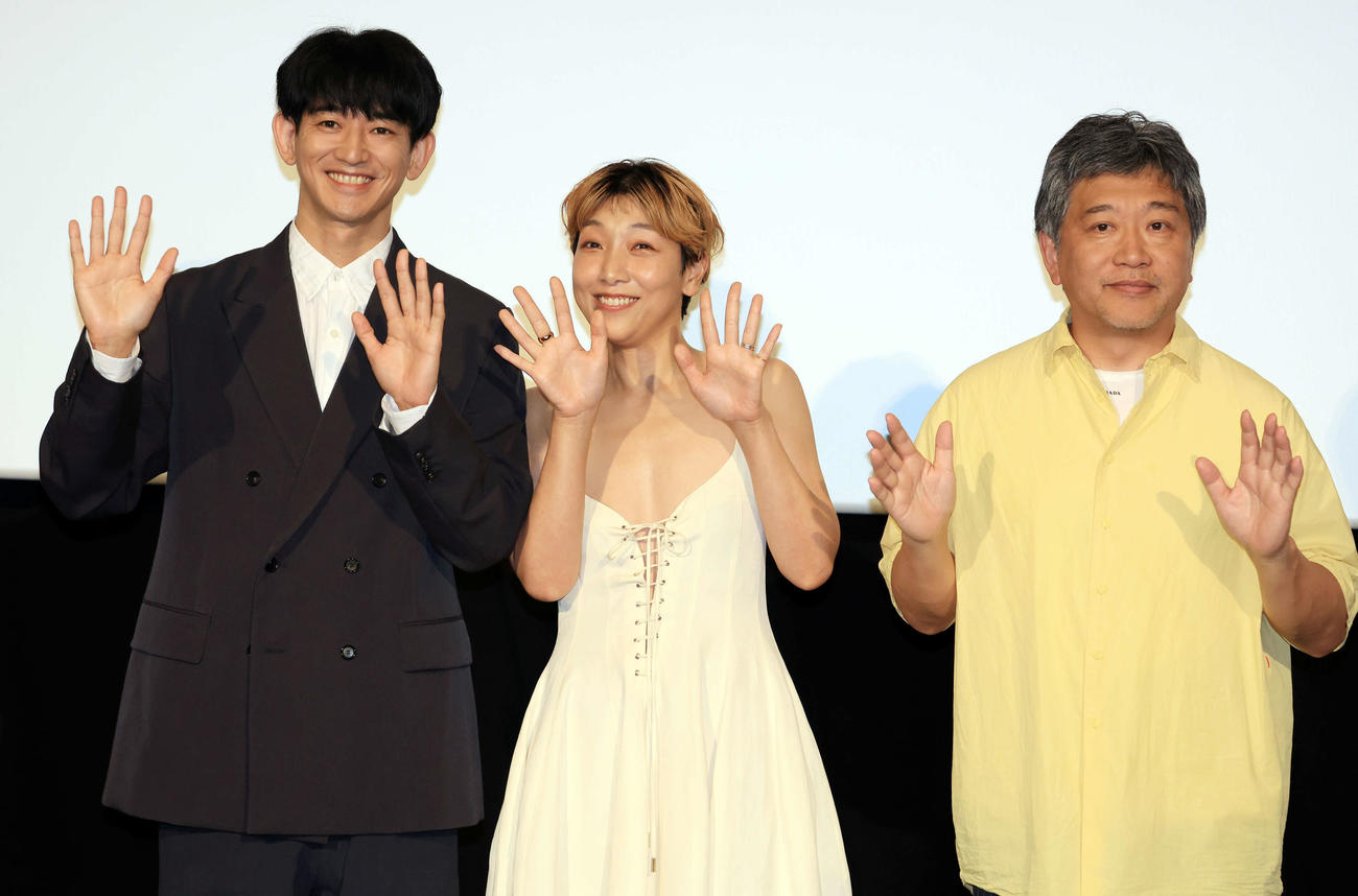 映画「怪物」の舞台あいさつで、笑顔で記念撮影する永山瑛太（左）、安藤サクラ、是枝裕和監督（撮影・浅見桂子）