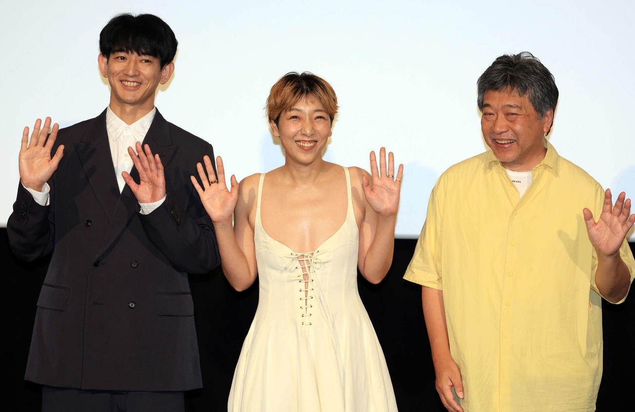 映画「怪物」の舞台あいさつで、笑顔で記念撮影する永山瑛太（左）、安藤サクラ、是枝裕和監督（撮影・浅見桂子）
