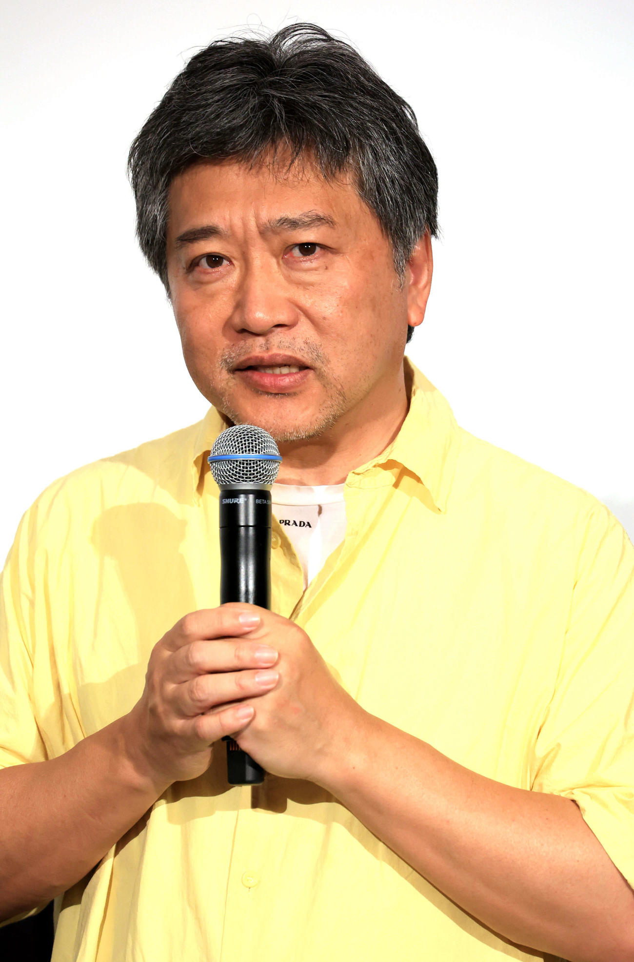 映画「怪物」の舞台あいさつで、感想を語る是枝裕和監督（撮影・浅見桂子）