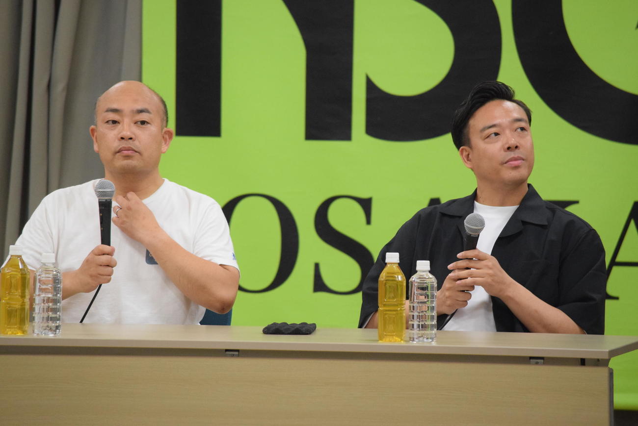 特別授業を行ったギャロップの林健と毛利大亮（右）（撮影・阪口孝志）
