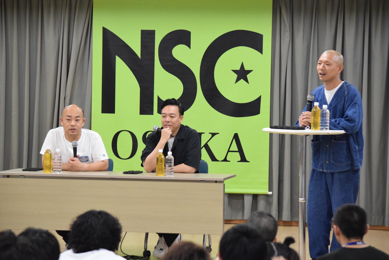 左からギャロップの林健と毛利大亮、今井らいぱち（撮影・阪口孝志）