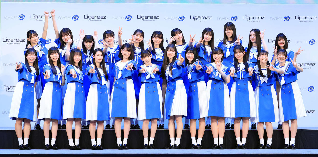乃木坂46公式ライバル「僕が見たかった青空」誕生で、記念撮影する、前列左から、須永心海、工藤唯愛、安納蒼衣、吉本此那、柳堀花怜、八木仁愛、早崎すずき、杉浦英恋、八重樫美伊咲、今井優希、秋田莉杏、西森杏弥、後列左から、岩本理瑚、宮腰友里亜、木下藍、持永真奈、塩釜菜那、金澤亜美、山口結杏、萩原心花、伊藤ゆず、長谷川稀未、青木宙帆（2023年6月15日撮影）