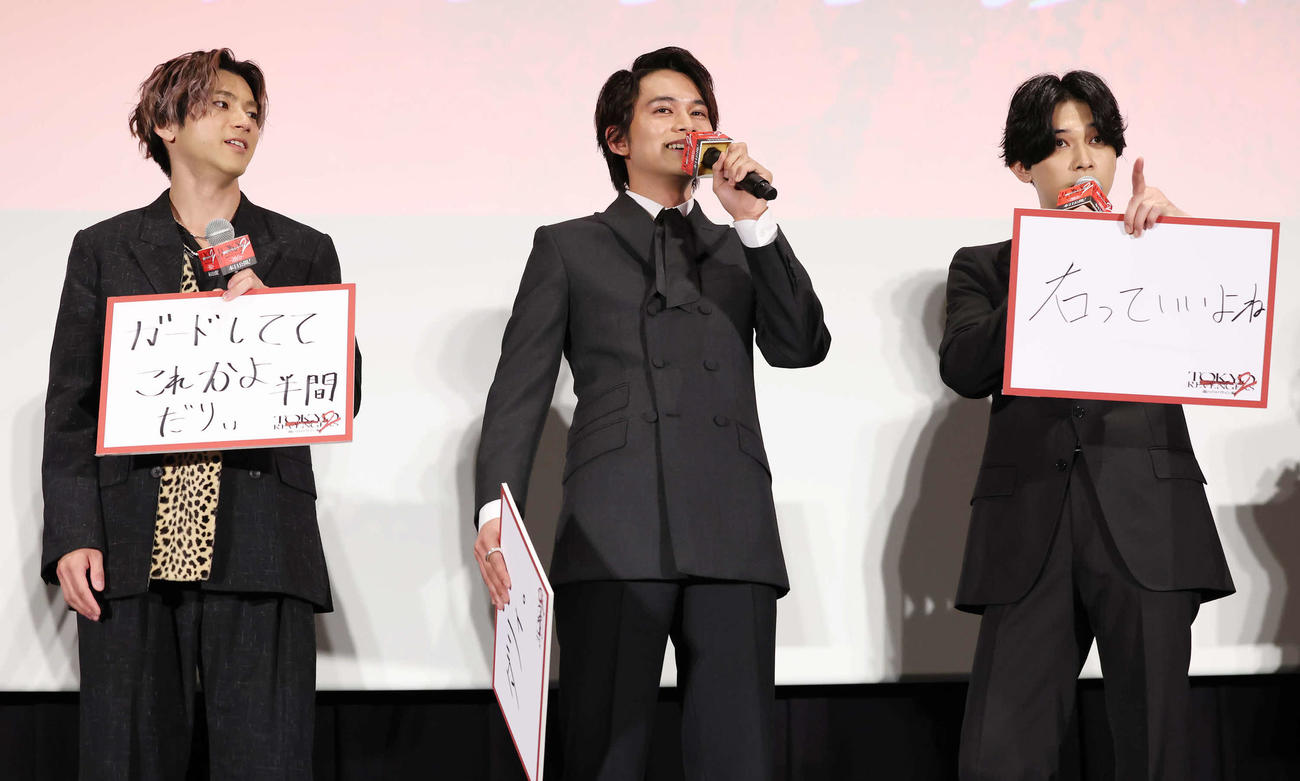 2023年4月21日、トークで盛り上がる、左から山田裕貴、北村匠海、吉沢亮