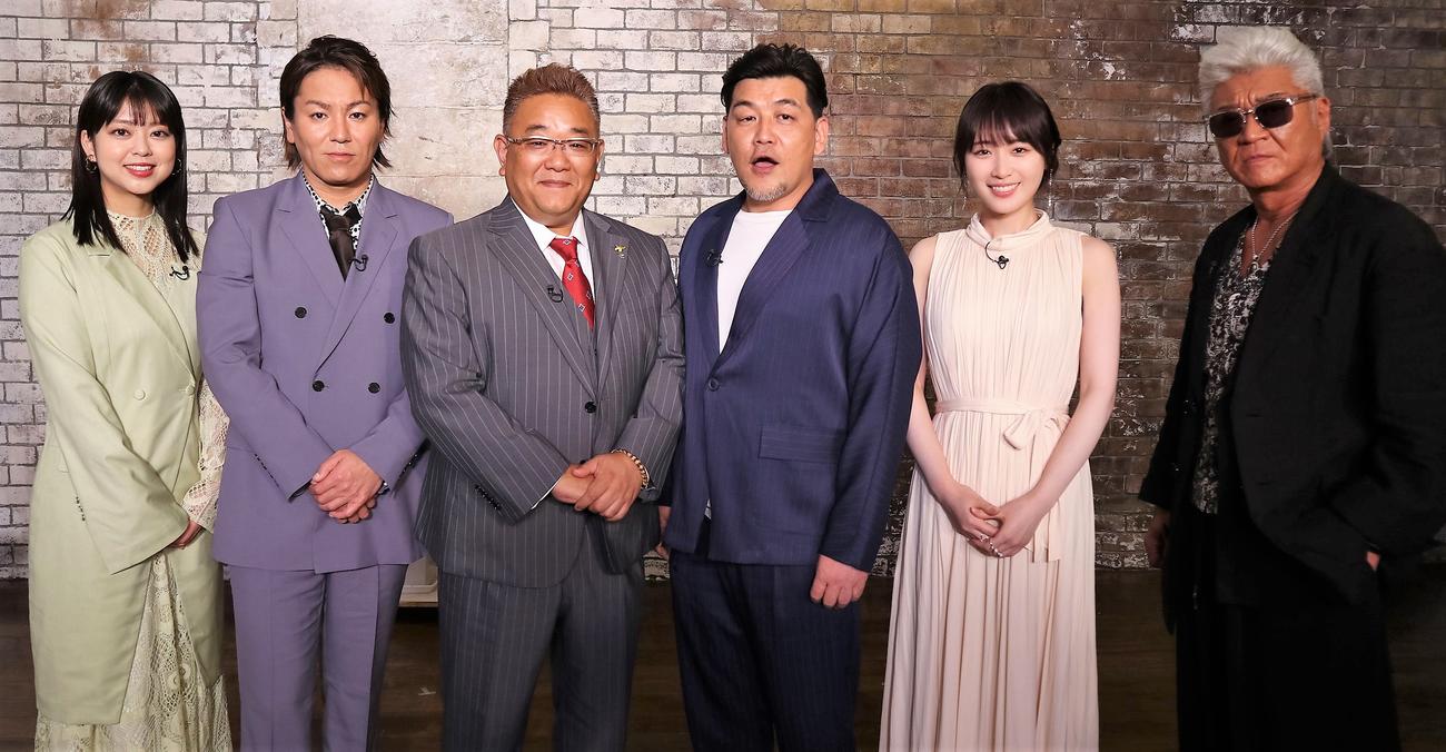 「サンドウィッチマンの衝撃ギャップ」に出演する、左から杉原千尋アナ、狩野英孝、サンドウィッチマンの伊達みきおと富澤たけし、高山一実、小沢仁志（C）フジテレビ