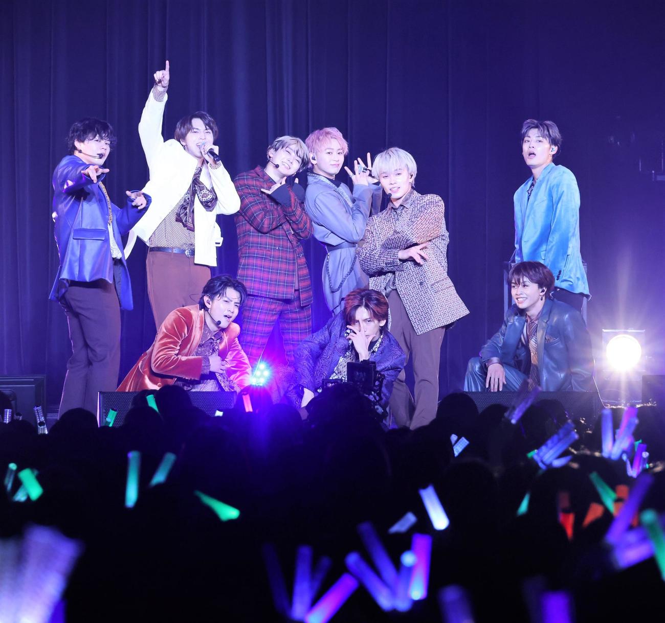 「姫さま集合！よいしょーNightだZE★」でライブを披露する超特急の9人