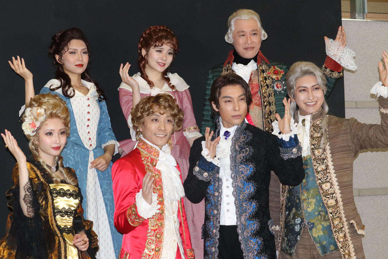 音楽劇「ダ・ポンテ～モーツァルトの影に隠れたもう一人の天才～」囲み取材に出席した、前列左から井上小百合、平間壮一、海宝直人、相葉裕樹。後列左から青野紗穂、田村芽実、八十田勇一（撮影・加藤理沙）
