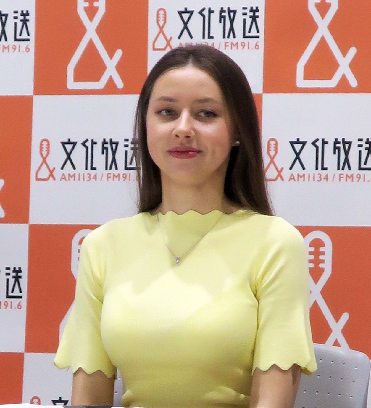 文化放送定例会見で、入社の意気込みを語るウクライナ出身のパーダルカ・オリハさん