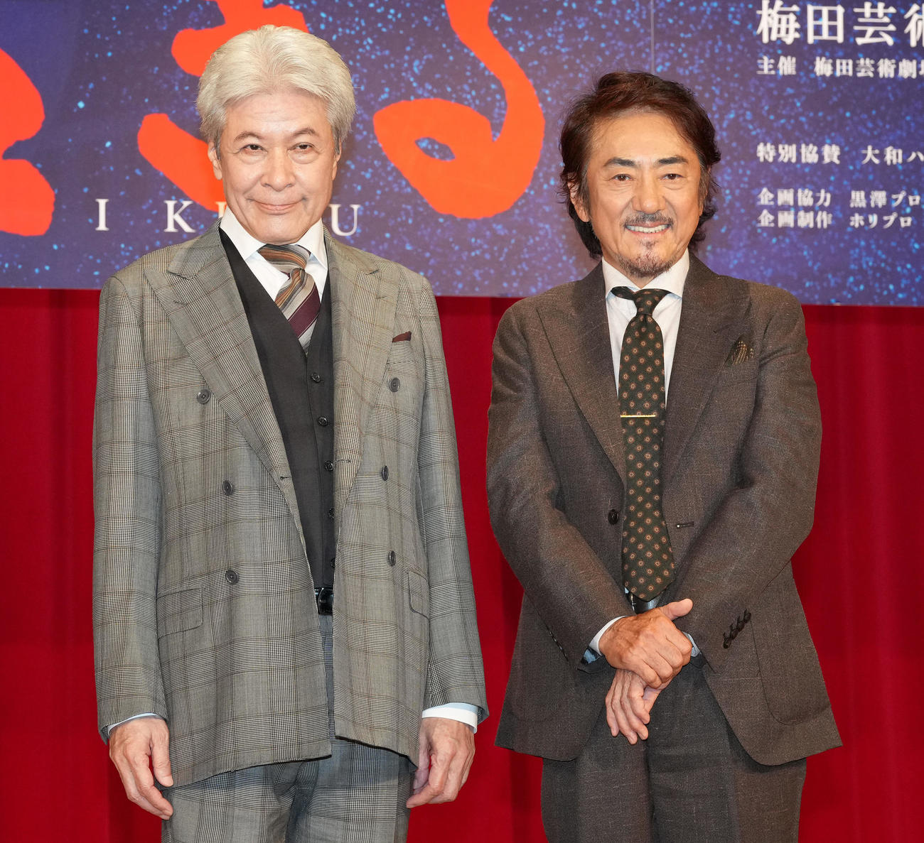 ミュージカル「生きる」制作発表のフォトセッションで笑顔の鹿賀丈史（左）と市村正親（撮影・鈴木みどり）