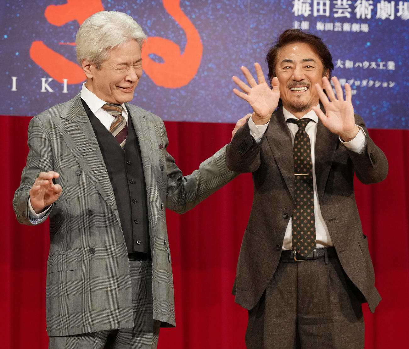 ミュージカル「生きる」制作発表のフォトセッションで笑顔の鹿賀丈史（左）と市村正親（撮影・鈴木みどり）