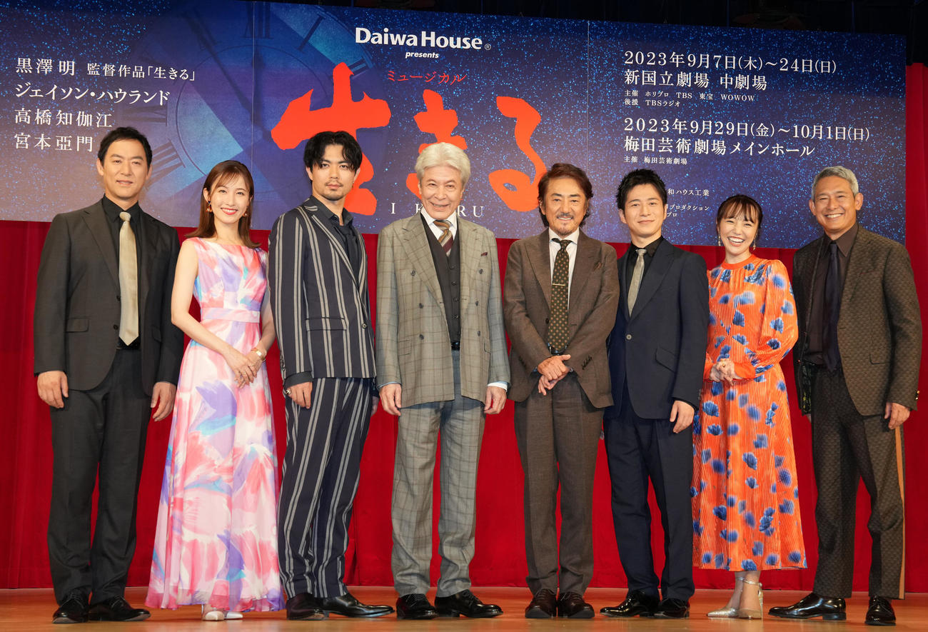 ミュージカル「生きる」制作発表のフォトセッションで笑顔の出演者たち。左から福井晶一、実咲凜音、上原理生、鹿賀丈史、市村正親、村井良大、高野菜々、鶴見辰吾（撮影・鈴木みどり）