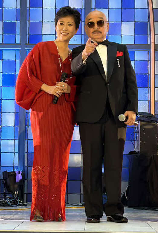 BOSS★岡として歌手デビューする岡宏（右）とゲスト出演したチュウニ（撮影・松尾幸之介）