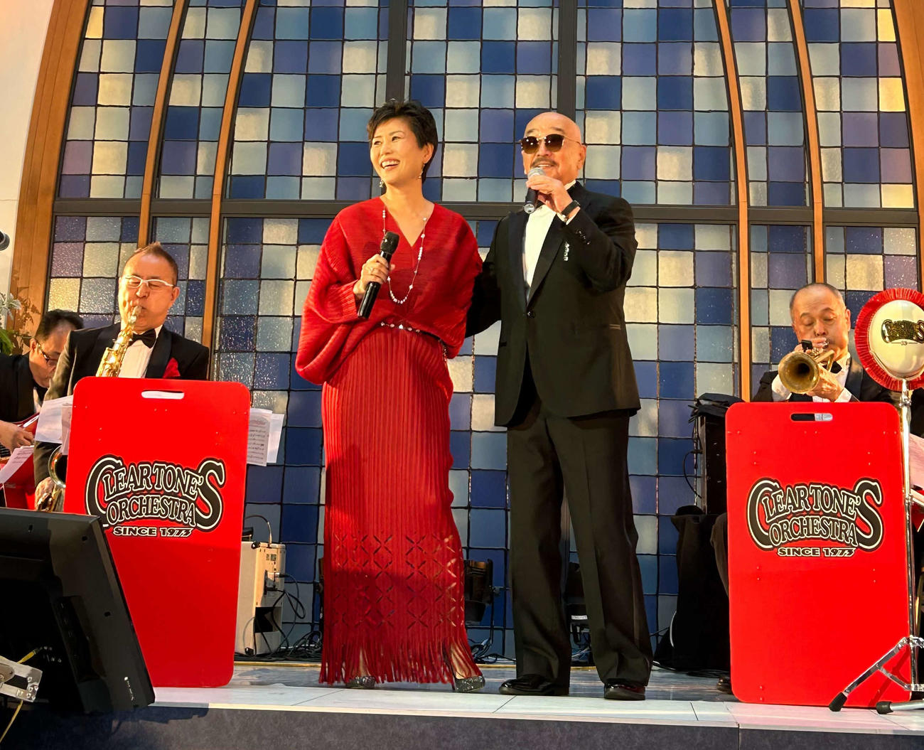 オーケストラをバックにデュエット曲を披露する、BOSS★岡（右）とチュウニ（撮影・松尾幸之介）