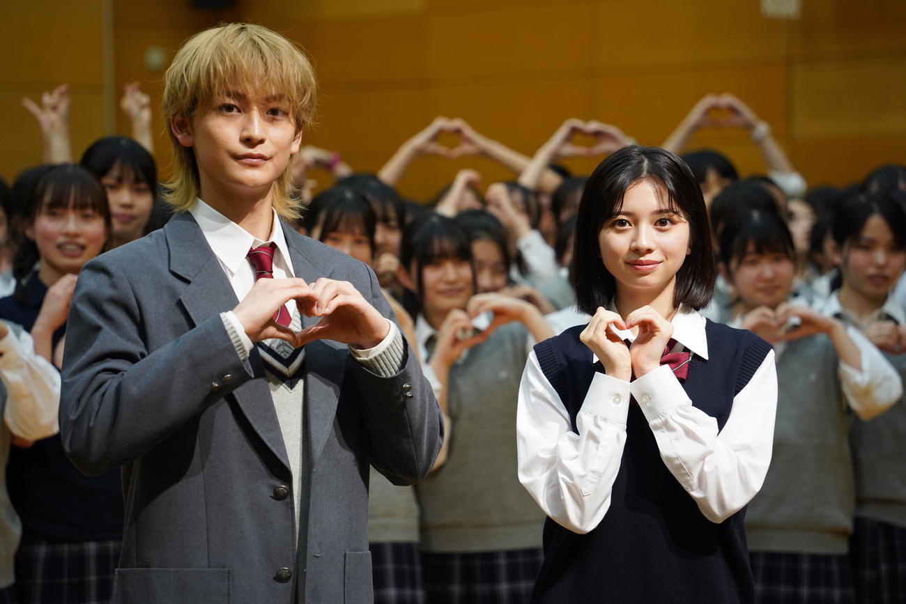 映画「交換ウソ日記」の特別課外授業イベントに出席した、高橋文哉（左）と桜田ひより（撮影・佐藤勝亮）