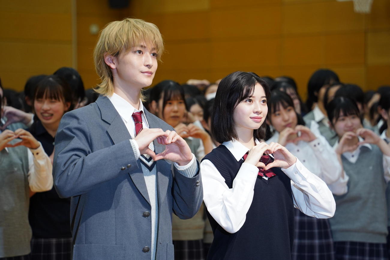 映画「交換ウソ日記」の特別課外授業イベントに出席した、高橋文哉（左）と桜田ひより（撮影・佐藤勝亮）