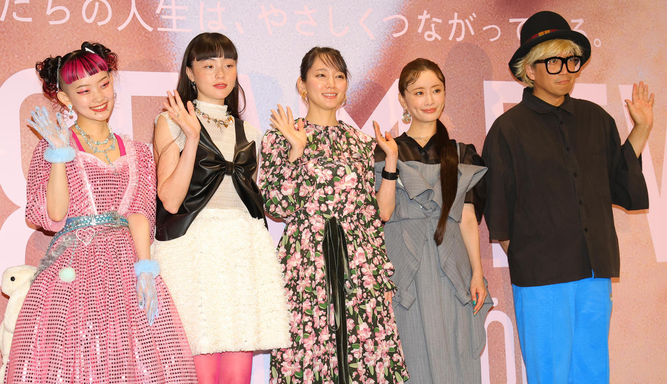 映画「アイスクリームフィーバー」完成披露舞台あいさつを前に会見した左から詩羽、モトーラ世理奈、吉岡里帆、松本まりか、千原徹也監督（撮影・野上伸悟）