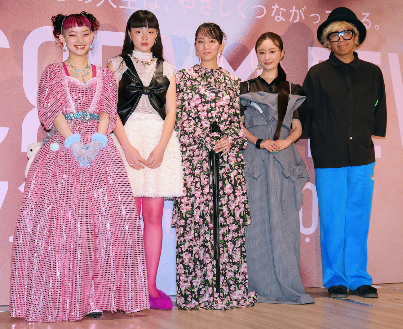 映画「アイスクリームフィーバー」完成披露舞台あいさつを前に会見した、左から詩羽、モトーラ世理奈、吉岡里帆、松本まりか、千原徹也監督（撮影・野上伸悟）