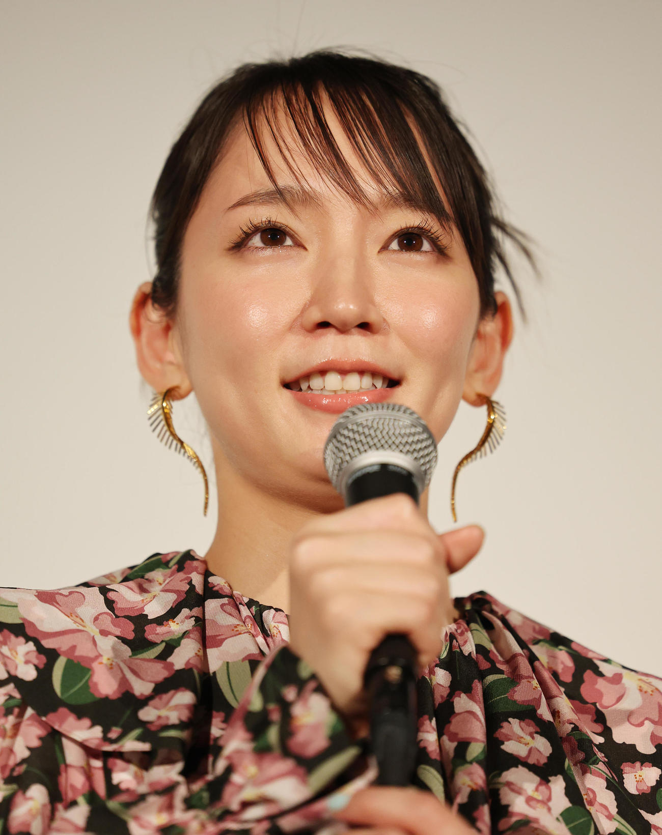 映画「アイスクリームフィーバー」完成披露舞台あいさつを行った吉岡里帆（撮影・野上伸悟）