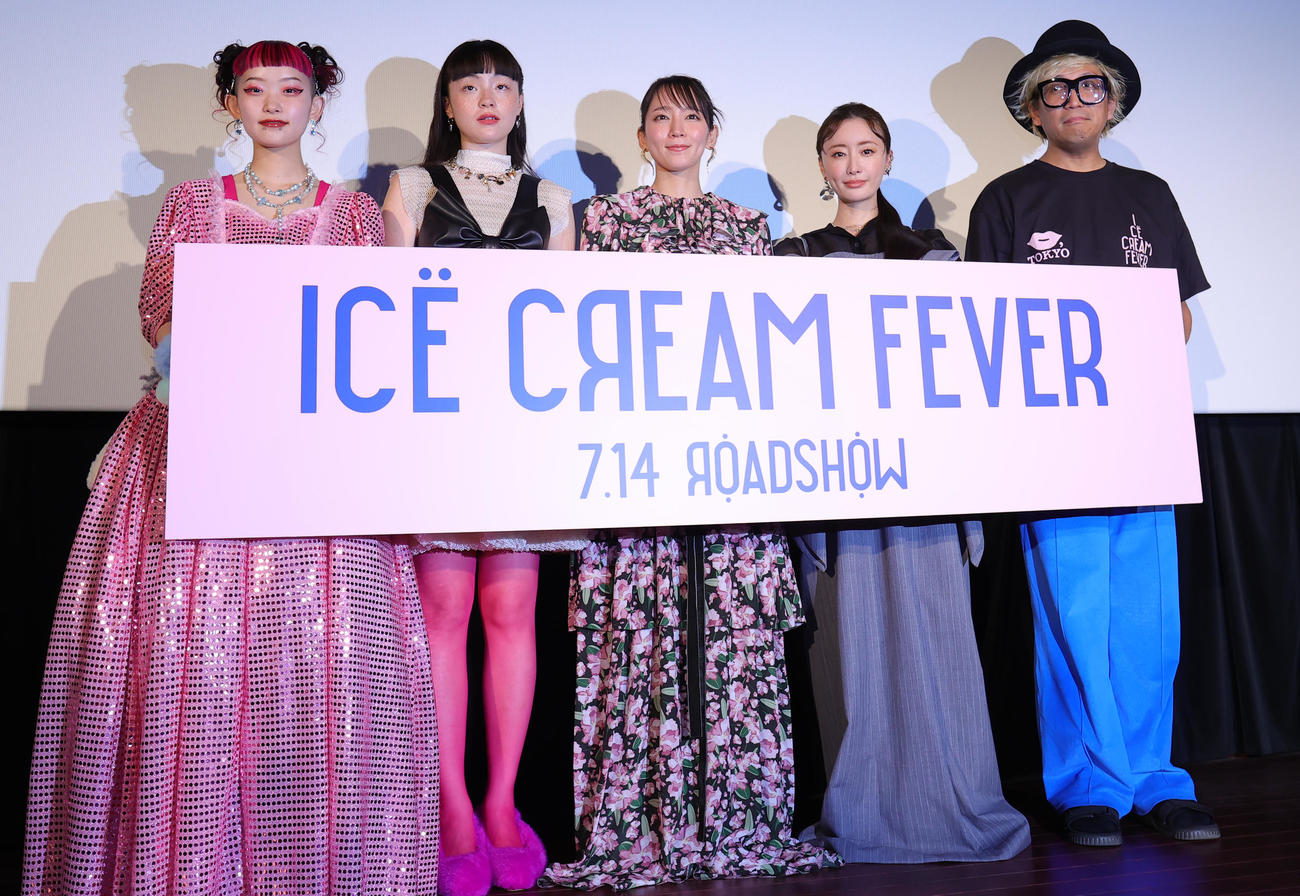 映画「アイスクリームフィーバー」完成披露舞台あいさつを行った左から詩羽、モトーラ世理奈、吉岡里帆、松本まりか、千原徹也監督（撮影・野上伸悟）