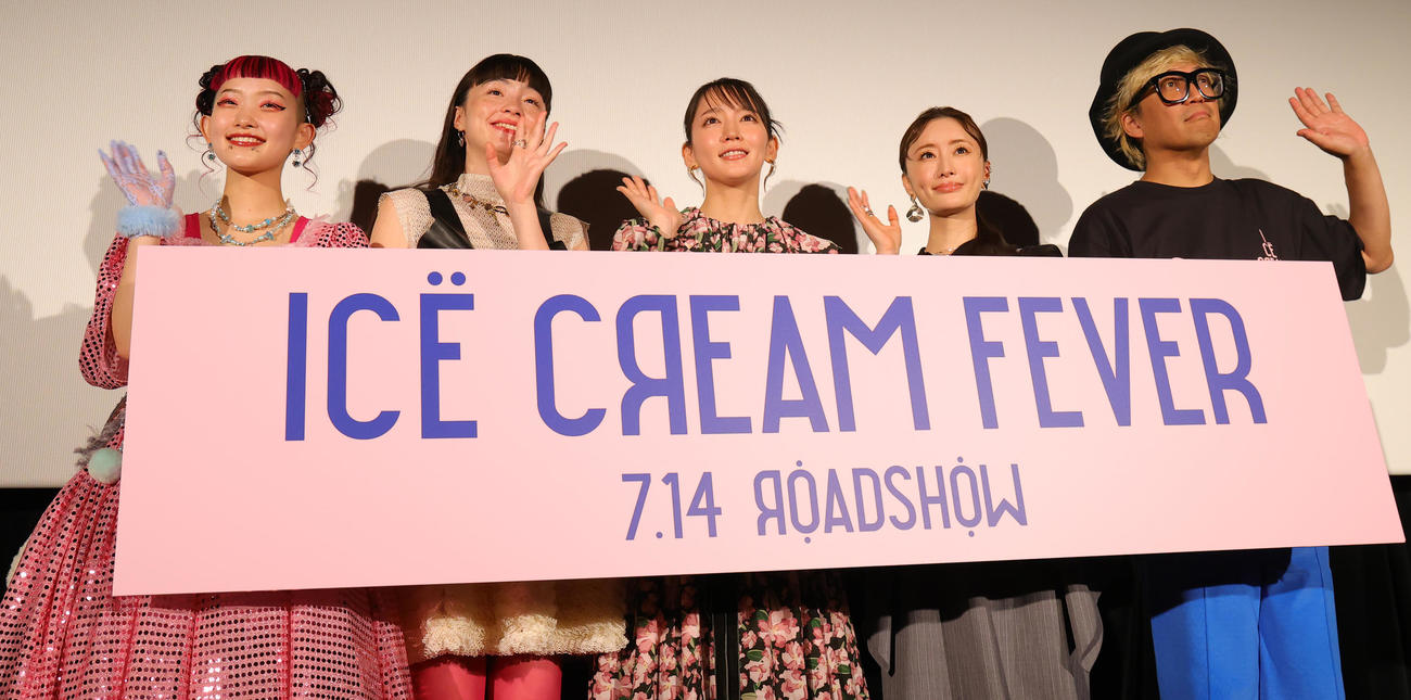 映画「アイスクリームフィーバー」完成披露舞台あいさつを行った、左から詩羽、モトーラ世理奈、吉岡里帆、松本まりか、千原徹也監督（撮影・野上伸悟）