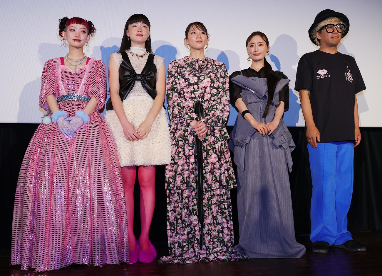 映画「アイスクリームフィーバー」完成披露舞台あいさつを行った左から詩羽、モトーラ世理奈、吉岡里帆、松本まりか、千原徹也監督（撮影・野上伸悟）