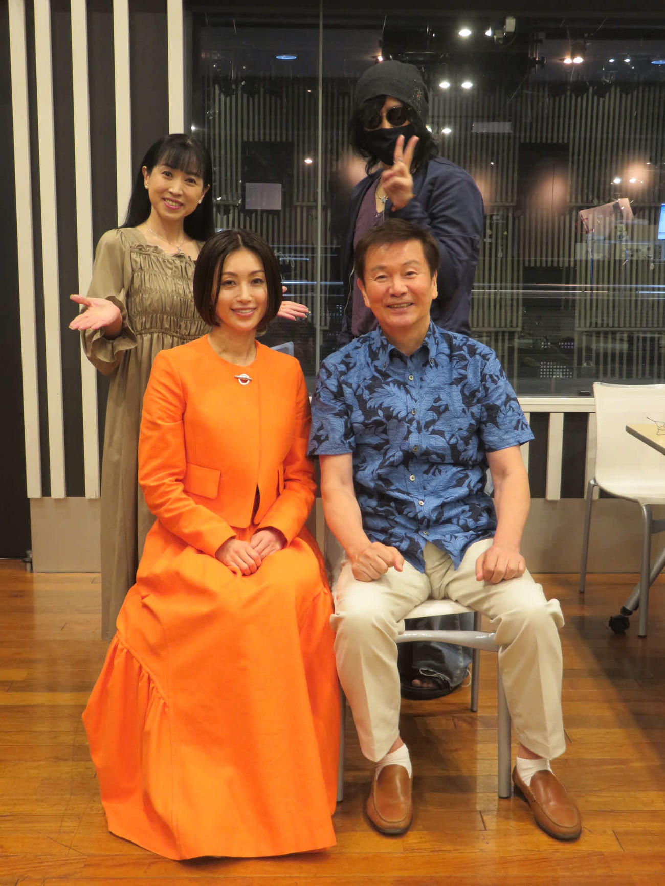 ニッポン放送「森田健作　青春の勲章は　くじけない心」の収録を行った、前列左から時計回りに酒井法子、西村知美、京本政樹、森田健作