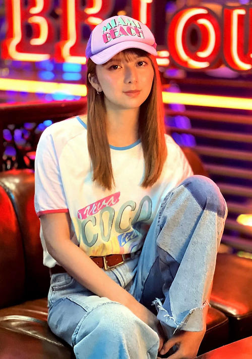 「パリピ孔明」に出演する上白石萌歌。BBラウンジのセットで撮影（C）フジテレビ