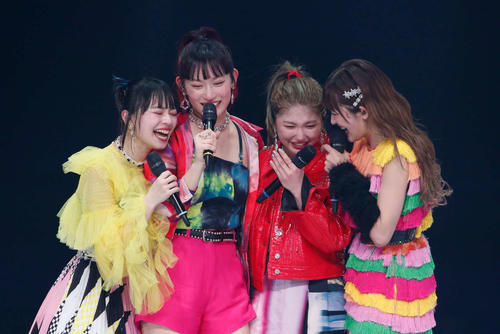 卒業公演で感極まり涙する竹内朱莉（左から3人目）