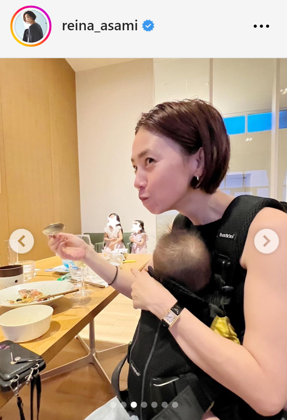 次男を抱っこしながら食事する浅見れいな（浅見れいなのインスタグラムから）
