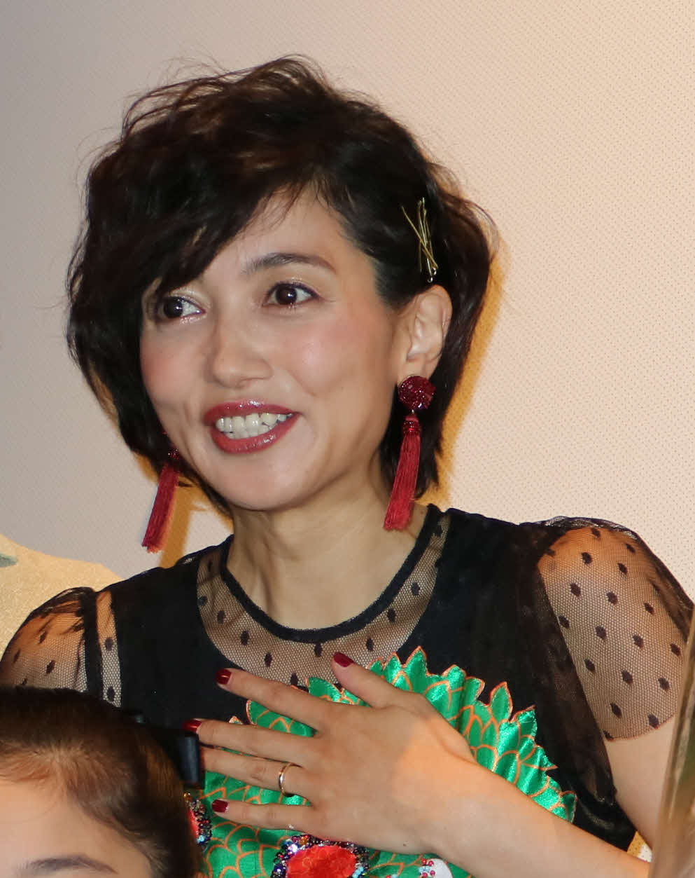16年9月、映画「校庭に東風（こち）吹いて」の初日舞台あいさつに出席した遠藤久美子。結婚発表後、初の公の場で、左手薬指には結婚指輪が