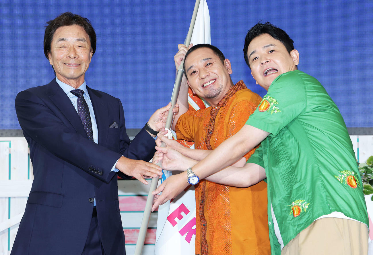 お台場冒険王2023の団長に就任し、港代表取締役社長（左）から団旗を受け取る千鳥の大悟（中央）とノブ（撮影・河田真司）