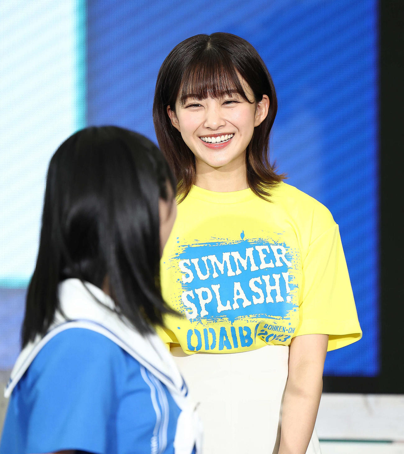 僕が見たかった青空のメンバーと言葉を交わすフジテレビ原田葵アナウンサー（撮影・河田真司）